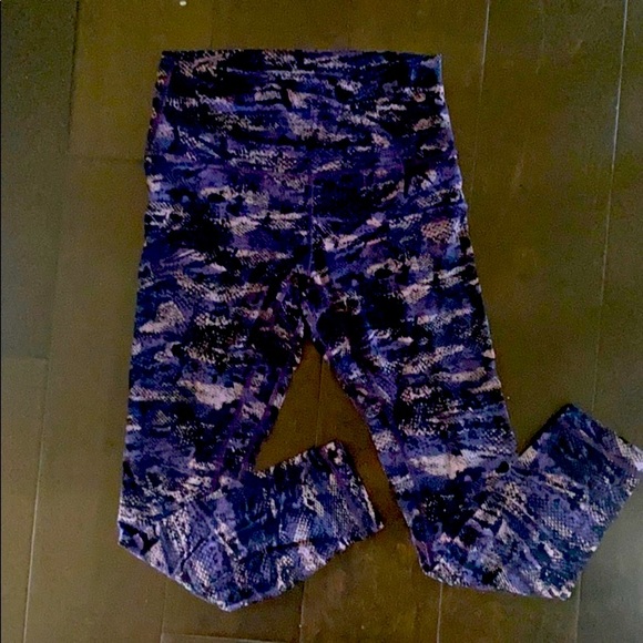 Lululemon leggings. Snake ๐ print. Gently used preloved condition. Size 6 - Picture 1 of 3